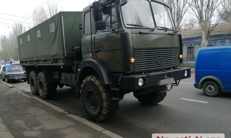 В центре Николаева военный грузовик «притер» Nissan