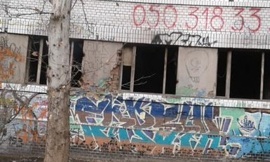 Николаевцы просят восстановить заброшенное здание, в котором живут бомжи