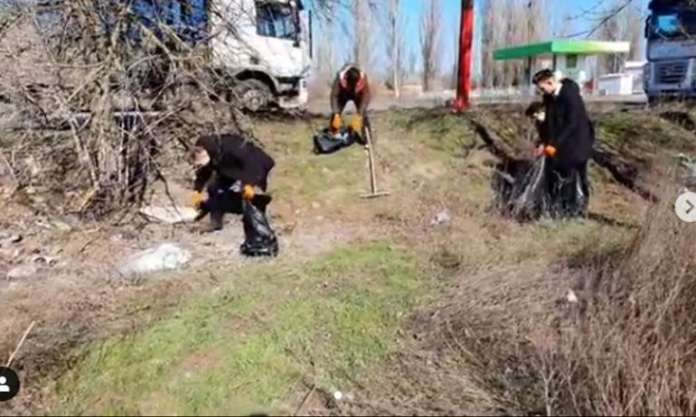 В Николаеве студенты убрали мусор с обочин, который оставляют водители фур