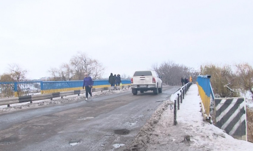 На Николаевщине люди требуют отремонтировать аварийный мост, который соединяет село с городом
