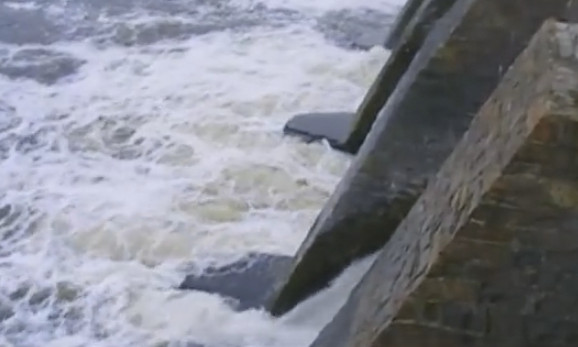 На Первомайской гидроэлектростанции из-за резкого подъема уровня воды в реке Южный Буг прорвало плотину