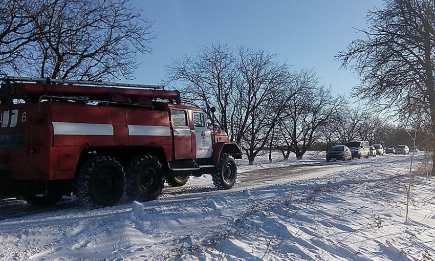 Непогода на Николаевщине: грузовой тягач слетел в кювет, еще девять авто застряли в сугробах