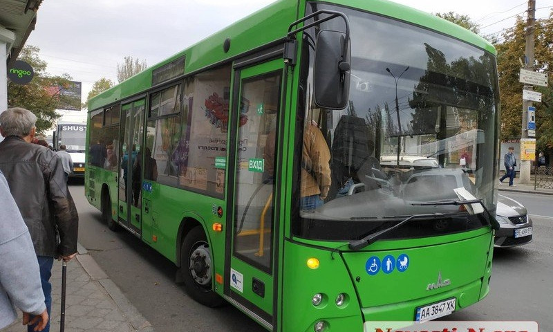 В Николаеве автобус дверью зажал женщину и протащил ее несколько метров