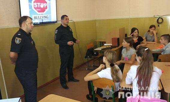 Ювенальные полицейские для школьников провели лекцию о недопущении жестокого обращения со сверстниками