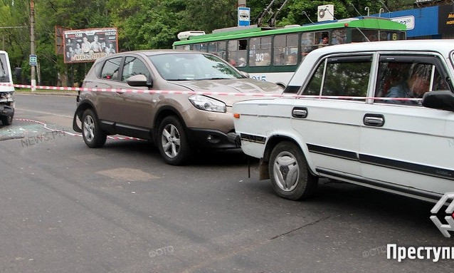 В Николаеве в ДТП попали сразу три авто