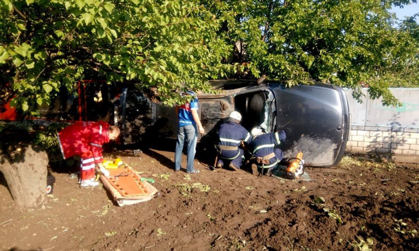 На Николаевщине перевернулся BMW, водителя из помятого автомобиля доставали спасатели