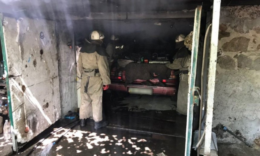 На Николаевщине горел гараж — от огня спасли машину