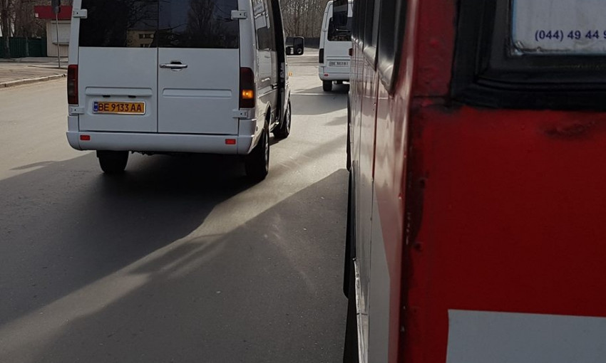 Водитель николаевской маршрутки высадил пассажиров прямо на проезжей части