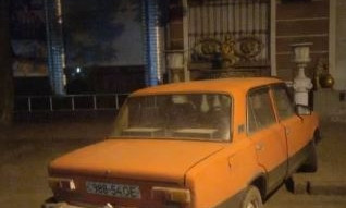 В центре Николаева третий месяц стоит "ничейный" и вскрытый автомобиль 