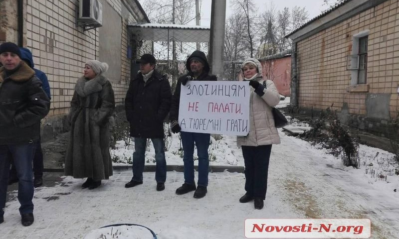 Николаевские активисты пикетируют больницу по «делу Копейки»