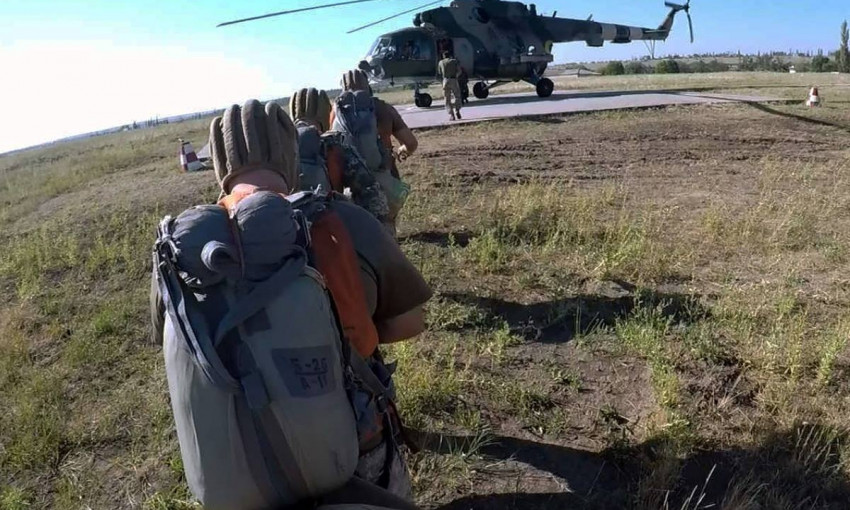 150 николаевских десантников во главе с генералом и офицерами отработали парашютные прыжки на воду