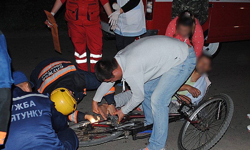 На помощь пришли спасатели, мужчина проткнул ногу рычагом тормозной системы велосипеда