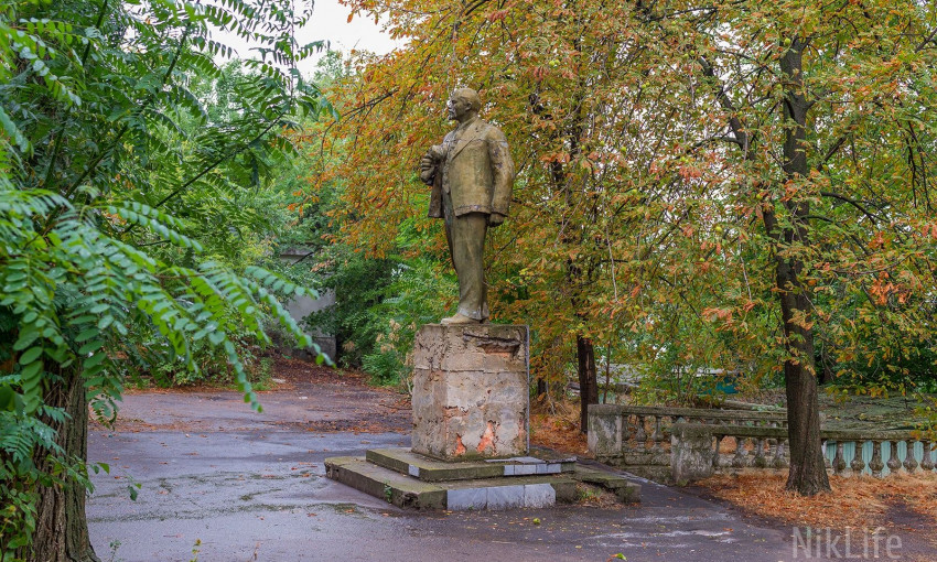 В Николаеве стоит последний «выживший» Ленин, а архитектура XIX века «падает на дно»