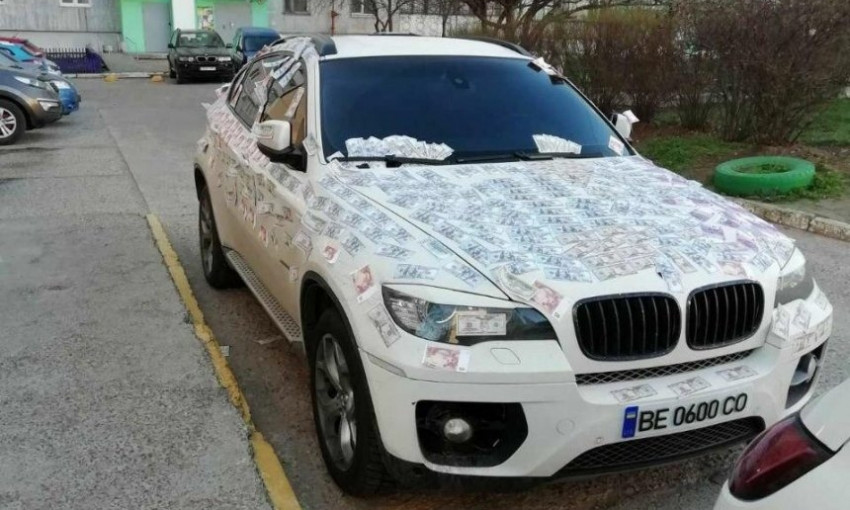 В Николаеве автомобиль замдиректора ДЖКХ неизвестные обклеили «деньгами». Фото