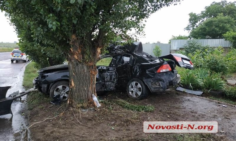 В Николаеве «КИА» врезался в дерево — один человек погиб, двое в больнице