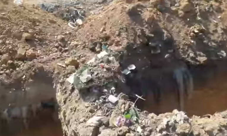 Жительница Николаева показала, как на кладбище роют могилы на кучах мусора