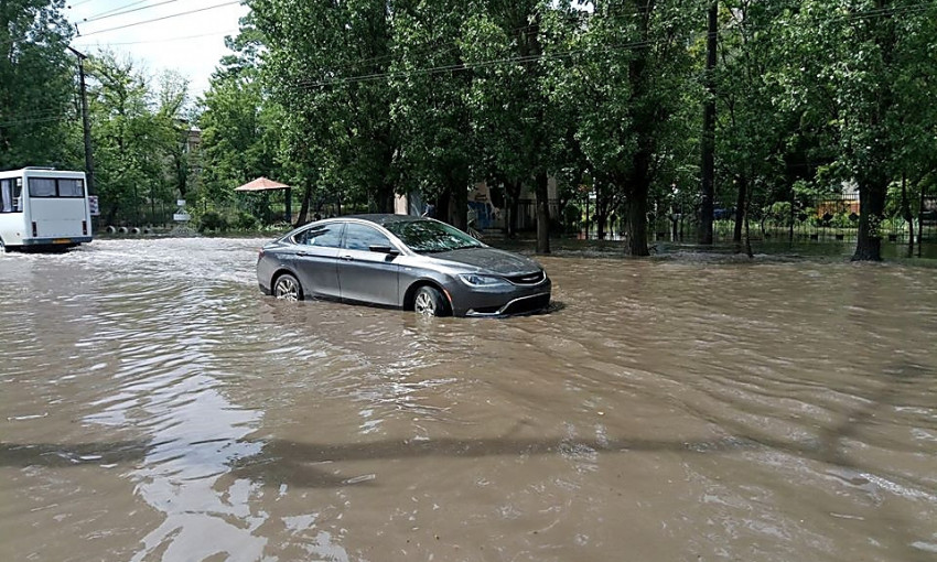 В Николаеве после дождя затопило Лески – в огромной луже заглох автомобиль