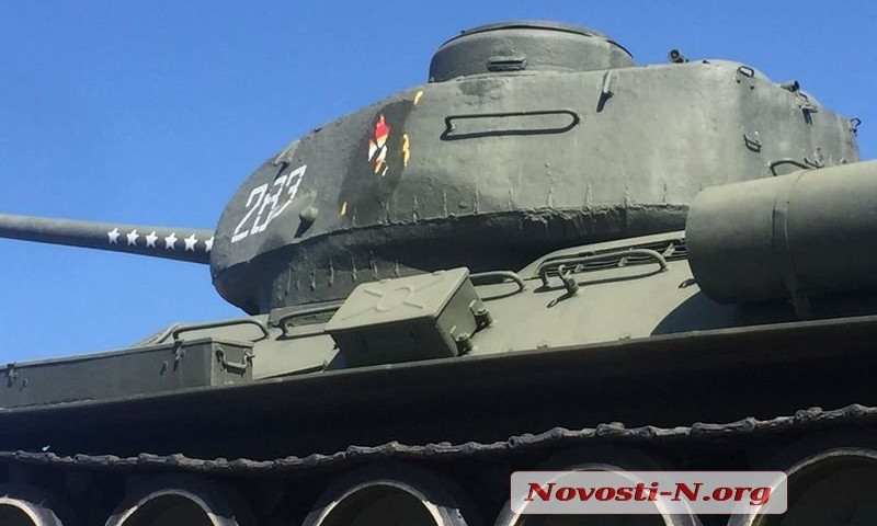В Николаеве неизвестные испортили гвардейский знак на памятнике воинам-танкистам