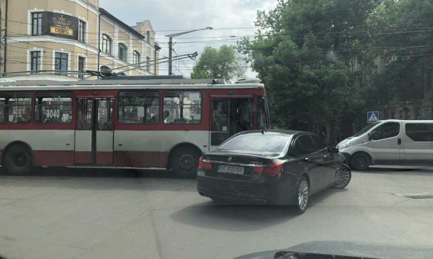 В центре города на пересечении Большой Морской и Московской легковушка врезалась в троллейбус