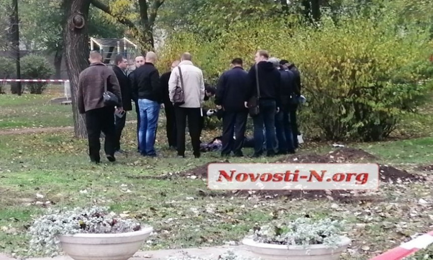 Ножевые ранения в спину и травма головы: установлена личность убитого под мэрией в Николаеве