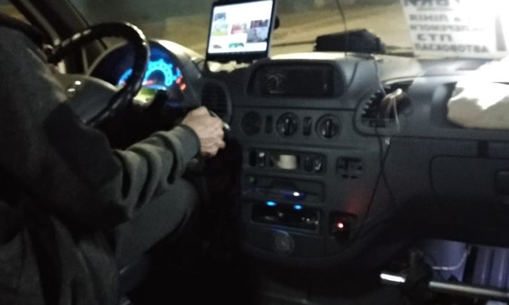 В Николаеве водитель маршрутки во время движения развлекается с планшетом