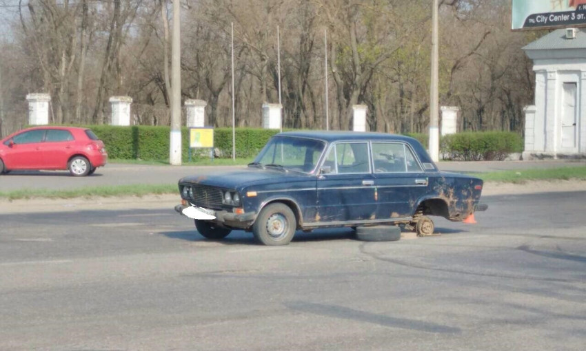 На Героев Украины на ходу у автомобиля «ВАЗ-2106» отлетело колесо
