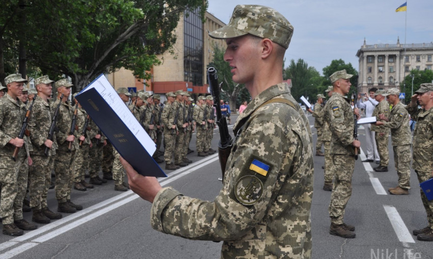 На главной площади Николаева 272 бойца ВМС поклялись в верности украинскому народу