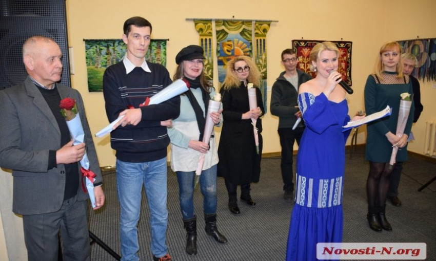 Николаевцам представили работы театральных художников