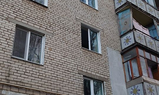 В микрорайоне Николаева во всех многоэтажках происходит замена окон на металлопластиковые 