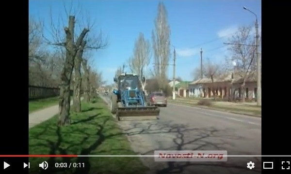 В Николаеве трактор портит дорожное покрытие на одной из улиц города