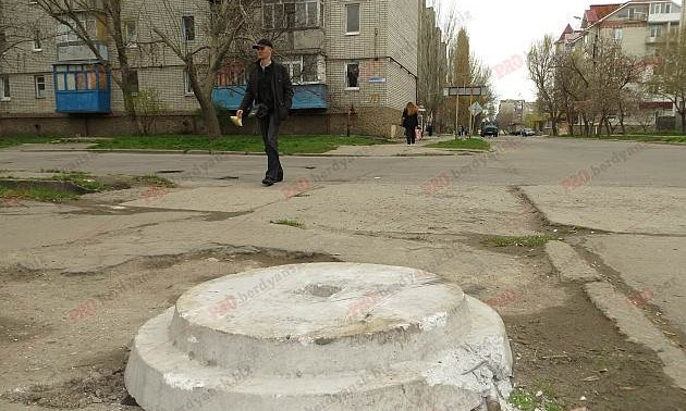 Почему некоторые люки в Николаеве закрыты не специальными крышками а бетонными «бульбами» 