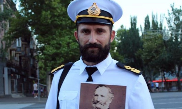 Чиновник из Николаевской ОГА переоделся в адмирала и водит экскурсии по области