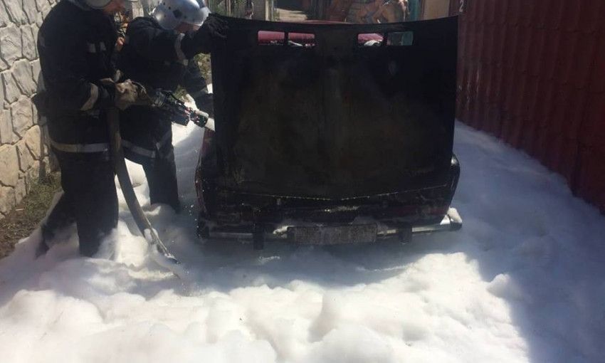 В Николаеве в Заводском районе горела легковушка из-за неисправности топливной системы