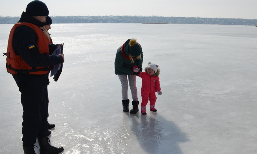 Спасатели провели рейды с целью предупреждения несчастных случаев на льду среди жителей Николаева
