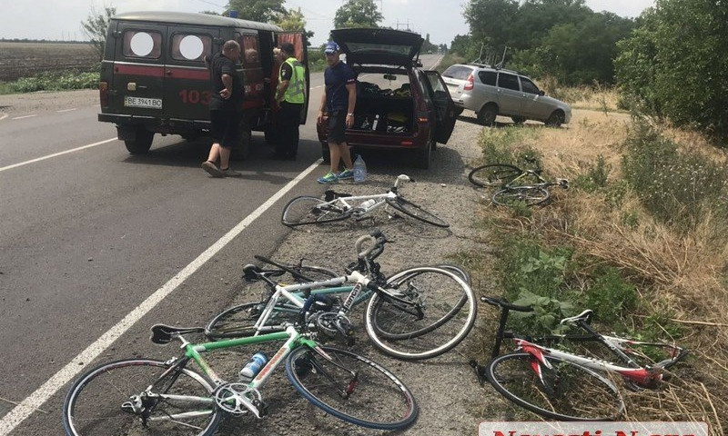 Под Николаевом автомобиль врезался в группу детей-велосипедистов — шестеро пострадавших