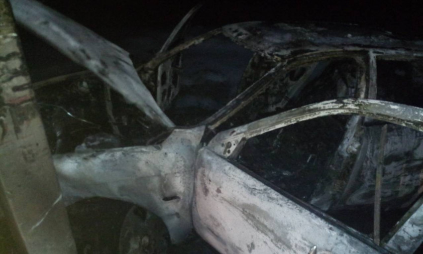 В Первомайском районе автомобиль врезался в столб и загорелся