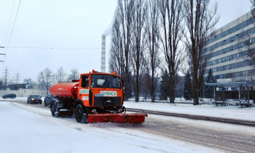 Николаевские коммунальные службы всю сегодняшнюю ночь чистили город от "каши" из снега