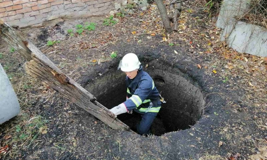 На Николаевщине спасатели помогли псу выбраться из ямы