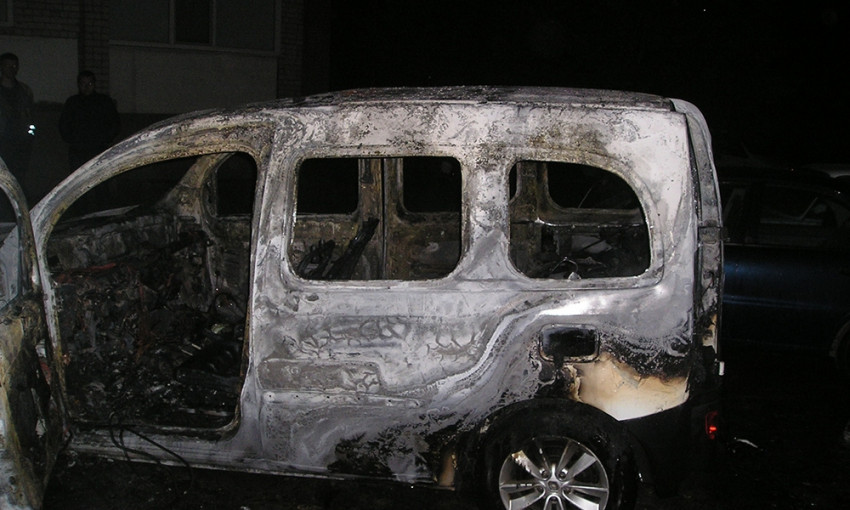 В Южноукраинске сгорел автомобиль Renault Kangoo, эксперты устанавливают причину
