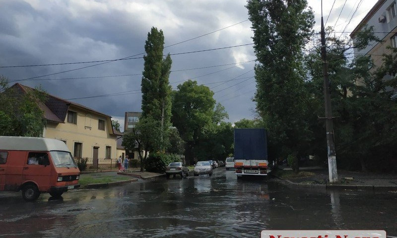 После кратковременного ливня часть улиц в Николаеве оказались затопленными