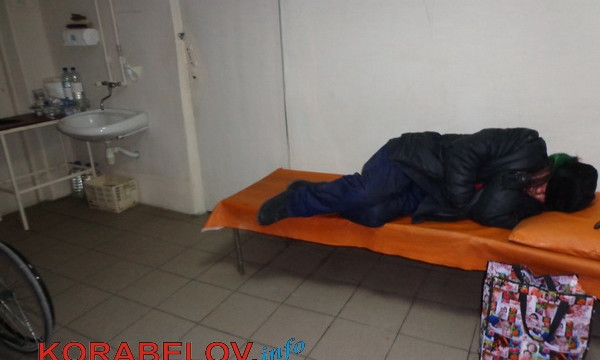 Николаевцы возмущены: лестничный бомж поселился в пятой городской больнице