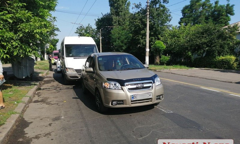В центре Николаева столкнулись микроавтобус и «Шевроле»