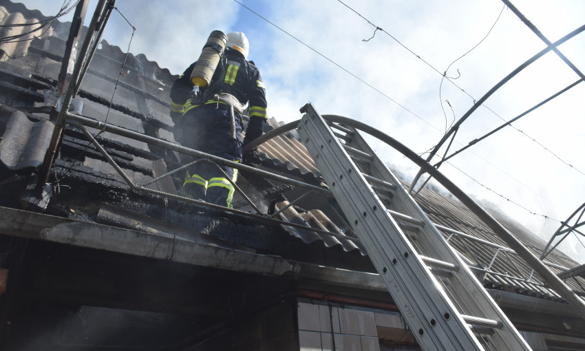 Огонь гасили 40 минут – в Николаеве частный дом остался практически без крыши (видео)