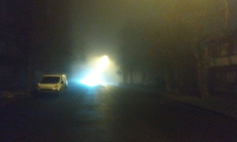 Николаев вечером окутал очень густой туман — видимость снизилась до десятков метров