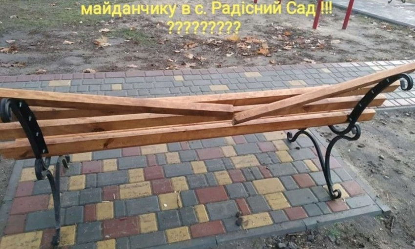 В Николаевском районе вандалы сломали недавно установленную скамейку