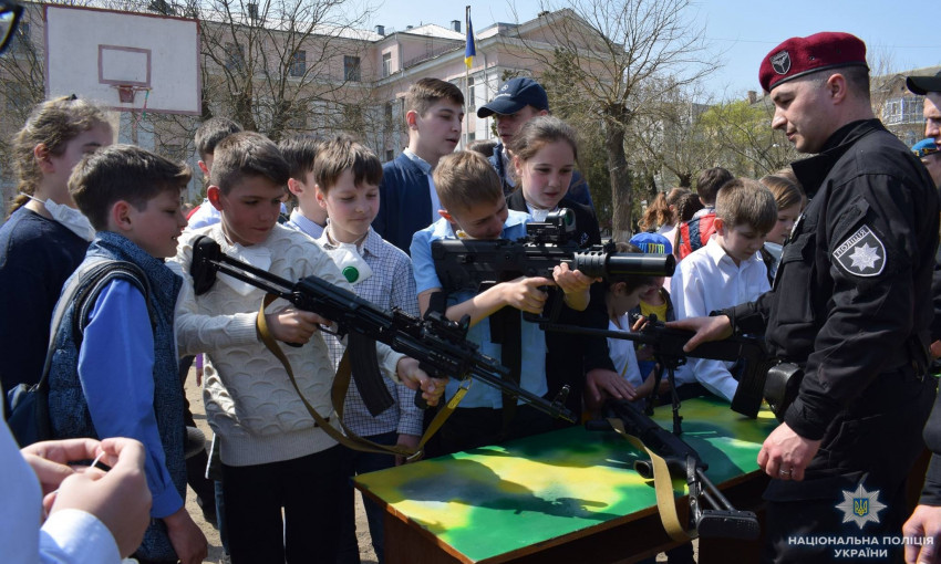 Николаевские полицейские в День гражданской защиты провели для школьников показательные мероприятия