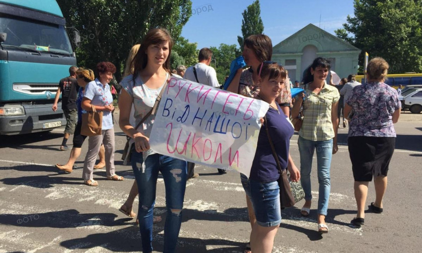 Граждане против закрытия Ульяновской общеобразовательной школы, в знак протеста они перекрыли трассу