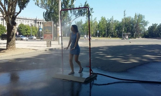 В центре Николаева установили освежающую водную рамку