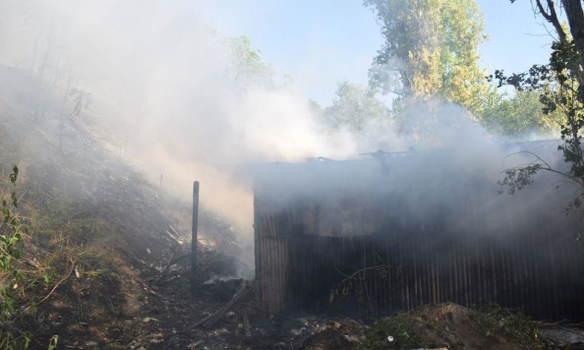 На берегу Южного Буга в Николаеве загорелись деревянные сооружения