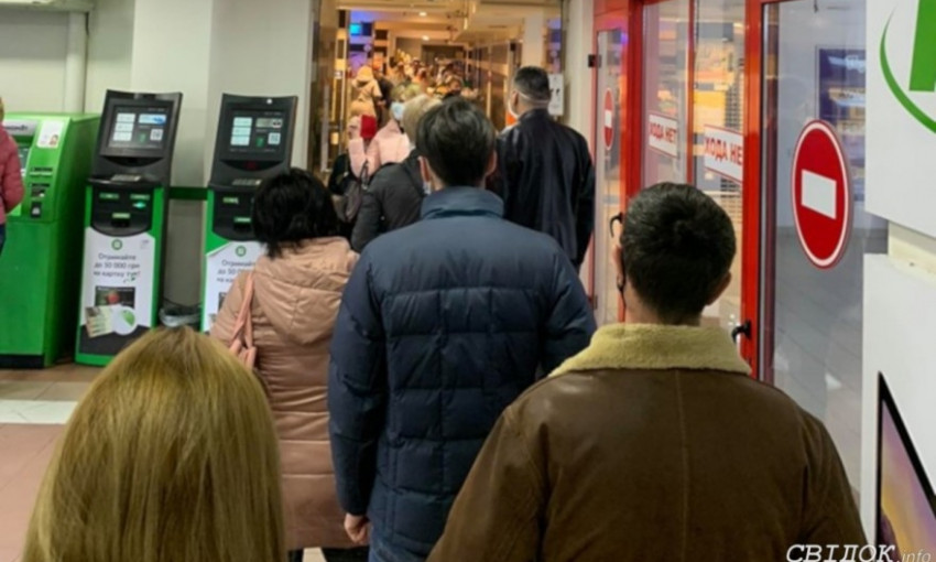 Праздник «берет свое»: несмотря на карантин, в супермаркетах Николаева - очереди